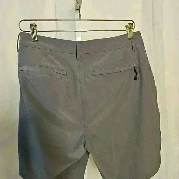 Old Navy Men's Gray Active Stretch Tech 30" Go-Dry Cool Shorts - Picture 3 of 3